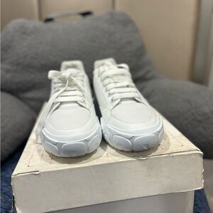 Alexander mcqueens sneakers size 10 color white